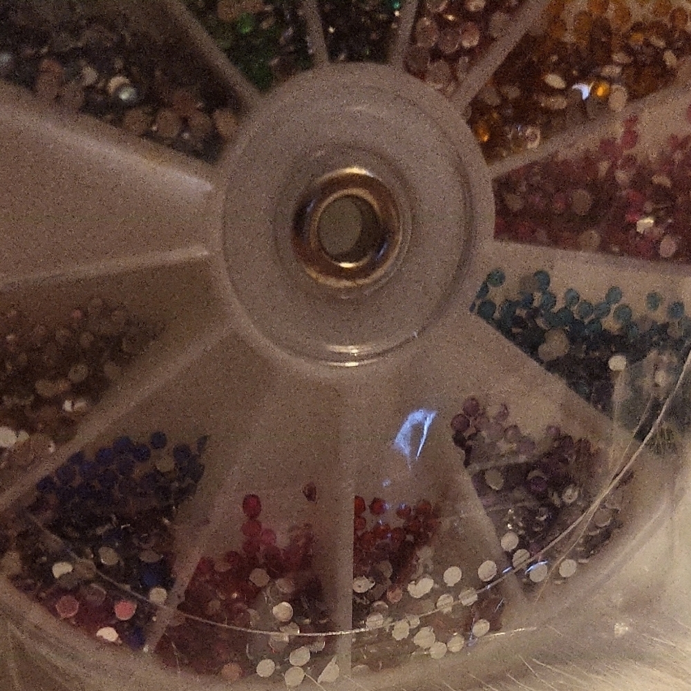 Multicolor Rhinestone Wheel for Crafting - Picture 3 of 6